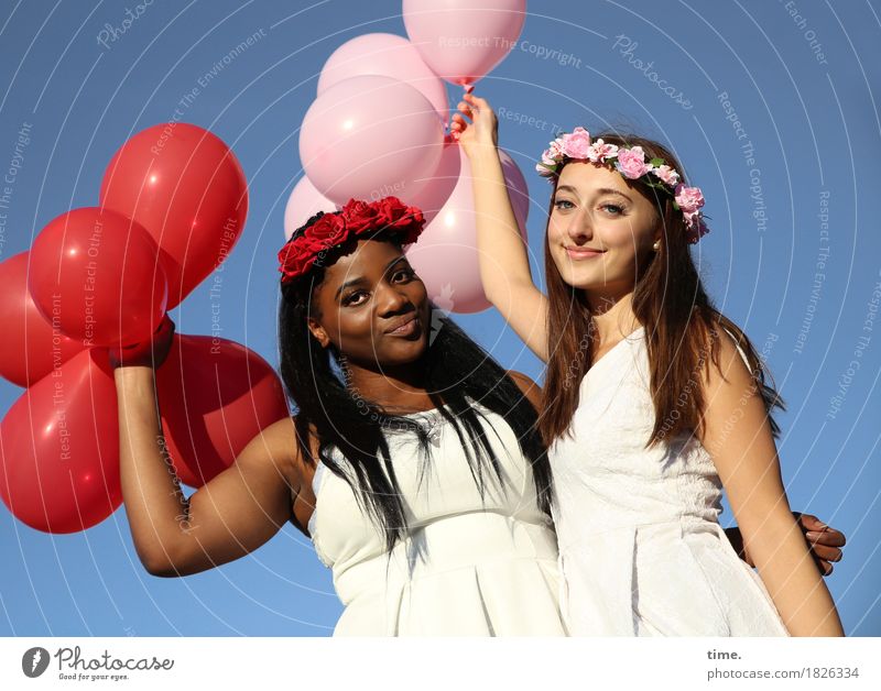 Sonia und Cynthia feminin Frau Erwachsene 2 Mensch Wolkenloser Himmel Kleid Schmuck Haarband schwarzhaarig brünett langhaarig Luftballon beobachten festhalten