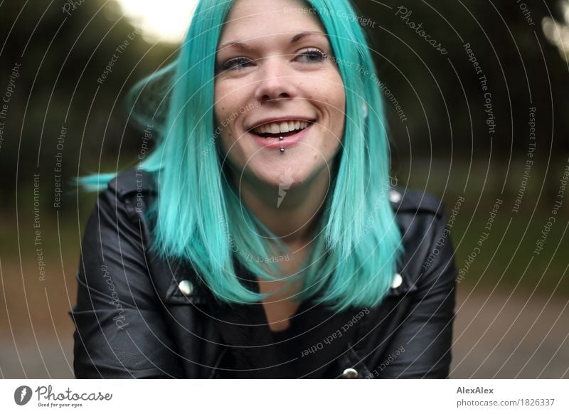 überzeugend exotisch Freude schön Junge Frau Jugendliche Haare & Frisuren Gesicht 18-30 Jahre Erwachsene Schönes Wetter Park Lederjacke langhaarig Kommunizieren