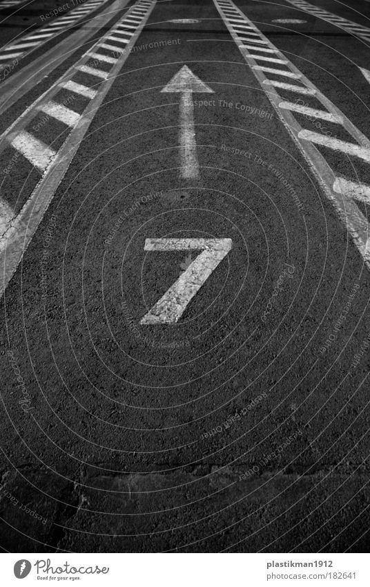 8 Schwarzweißfoto Außenaufnahme Detailaufnahme Zeichen Ziffern & Zahlen Verkehrszeichen Symmetrie Glückszahl