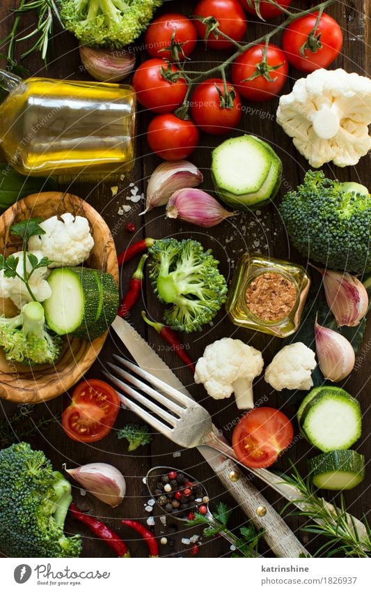 Frischgemüse auf einem Holztisch Lebensmittel Gemüse Kräuter & Gewürze Öl Ernährung Essen Vegetarische Ernährung Diät Flasche Gabel Löffel Sommer Tisch Blatt