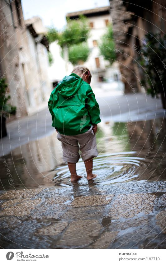 Plitsch Platsch Reflexion & Spiegelung Freizeit & Hobby Ferien & Urlaub & Reisen Ausflug Abenteuer Mädchen Fuß 1 Mensch Umwelt Natur Wasser Regen Pfütze