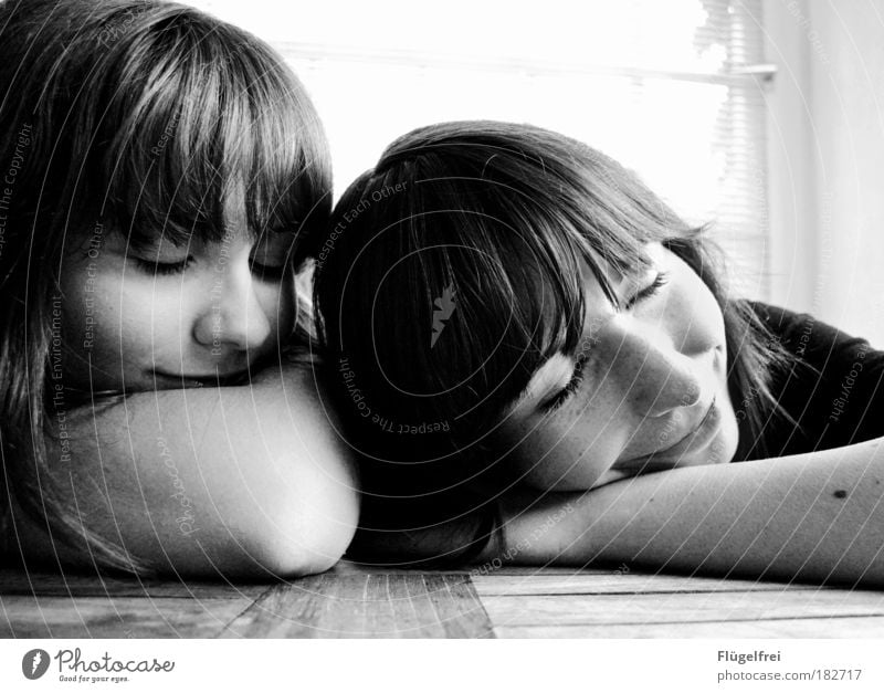 2 for u, 1 for me feminin Schwester Mensch 18-30 Jahre Jugendliche Erwachsene träumen Geschwister Kontrast Lächeln schlafen Zusammensein genießen Zusammenhalt