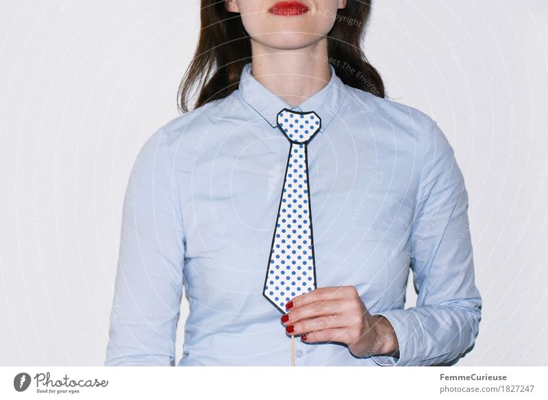 Krawatte_1827247 feminin Junge Frau Jugendliche Erwachsene Mensch 18-30 Jahre Business ernst Geschäftsfrau maskulin Hemd Bluse hell-blau Karton Papier