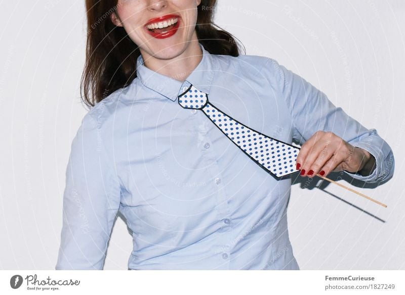Krawatte_1827249 feminin Junge Frau Jugendliche Erwachsene Mensch 18-30 Jahre Freude maskulin aufgespiesst gepunktet festhalten Bluse Hemd hell-blau lachen