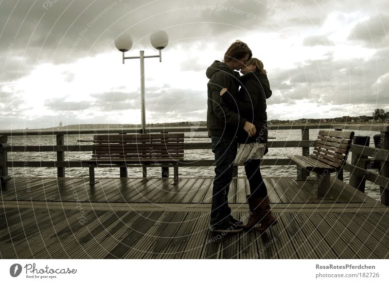 Ein Kuss bei Wind und Wetter Küssen Paar dunkel Wolken Himmel Lampe Meer Brücke Liebe Jugendliche Romantik Außenaufnahme Liebespaar Partnerschaft Vertrauen