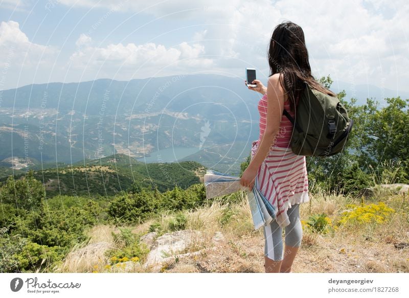 Frau, die Fotos mit Smartphone macht Lifestyle schön Ferien & Urlaub & Reisen Tourismus Sommer Telefon PDA Fotokamera Mensch Mädchen Erwachsene Natur Landschaft