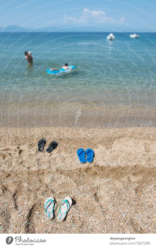 Hausschuhe im Sand am Strand Erholung Freizeit & Hobby Ferien & Urlaub & Reisen Tourismus Sommer Meer Frau Erwachsene Natur Himmel Küste Schuhe blau Flip Wasser