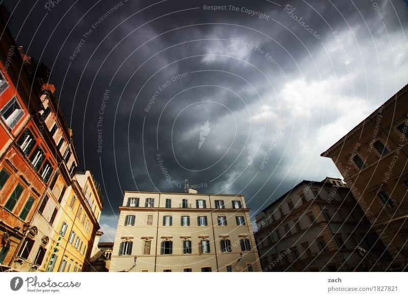 Zusammengebrautes Himmel Wolken Gewitterwolken Sonnenlicht Regen schlechtes Wetter Rom Italien Stadt Hauptstadt Altstadt Haus Kirche Dom Burg oder Schloss Platz