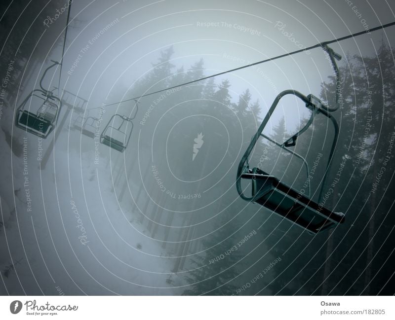 Sessellift im Nebel Sesselbahn Seilbahn Personenverkehr Verkehr Wald Regen Schnee Wolken Dunst grau Monochrom trist Baum Berge u. Gebirge Alpen Skigebiet