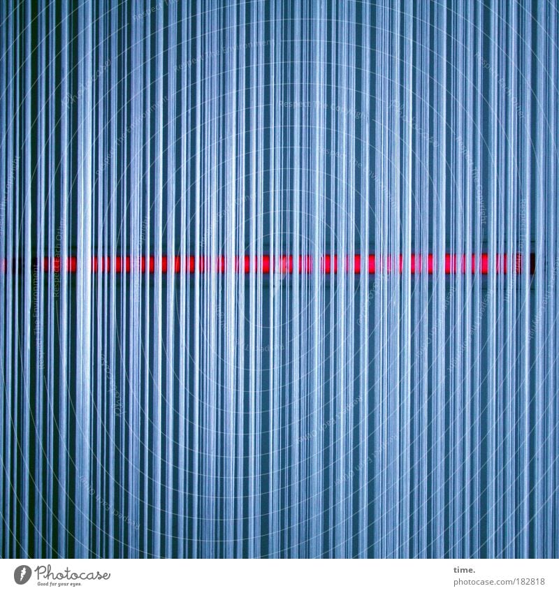 Quertreiber Vorhang Schnur blau rot leuchten Stab Licht tiefgründig Innenaufnahme vertikal horizontal geheimnisvoll mystisch Rätsel fein Struktur Ecke