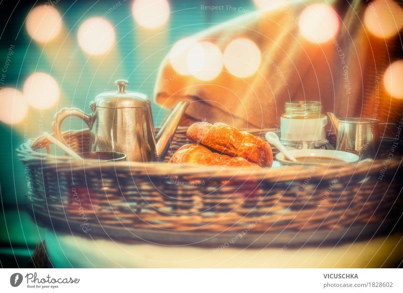 Frühstück mit Kaffee und Croissants Lebensmittel Ernährung Getränk Heißgetränk Kakao Geschirr Tasse Lifestyle Stil Design Häusliches Leben altehrwürdig