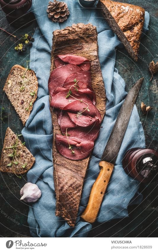 Hirsch Schinken mit Nussbrot serviert auf Baumrinde Lebensmittel Fleisch Wurstwaren Brot Ernährung Mittagessen Abendessen Bioprodukte Messer Stil Design