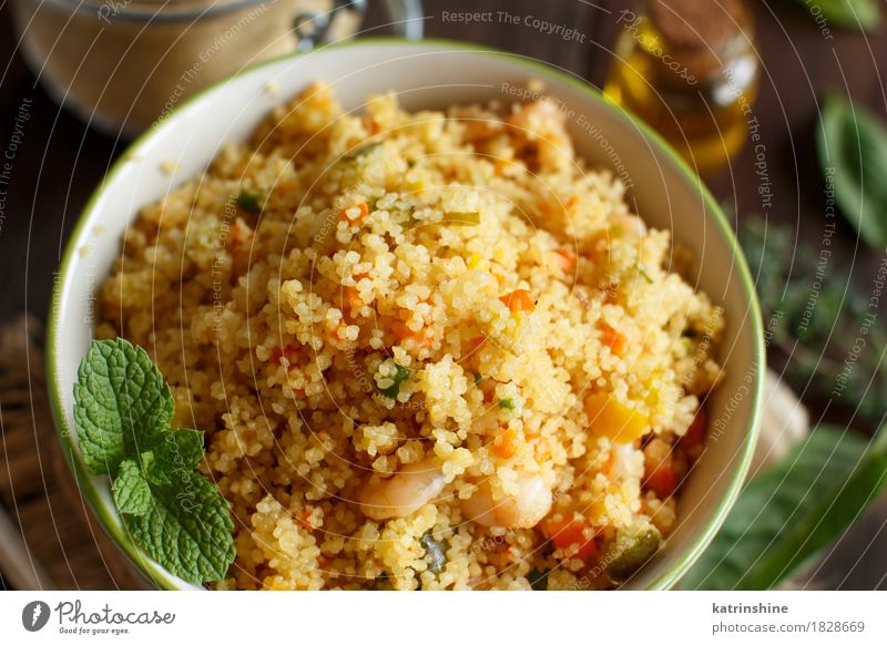 Couscous mit Garnelen und Gemüse in einer Schüssel Meeresfrüchte Kräuter & Gewürze Öl Mittagessen Abendessen Schalen & Schüsseln braun gelb Tradition Afrika