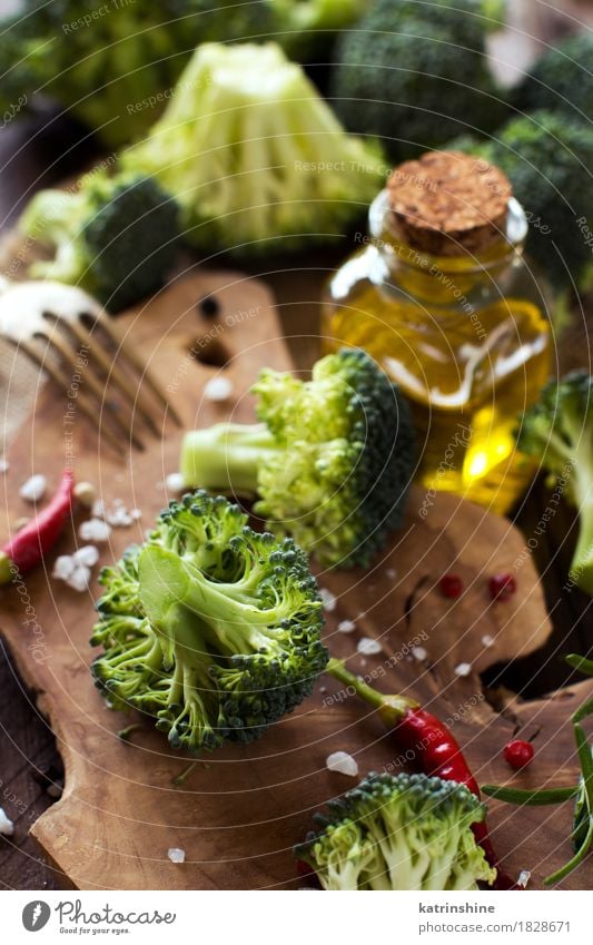 Frischer grüner Brokkoli und Gemüse Kräuter & Gewürze Öl Essen Vegetarische Ernährung Diät Sommer Tisch Herbst Blatt Sammlung frisch Gesundheit natürlich gelb