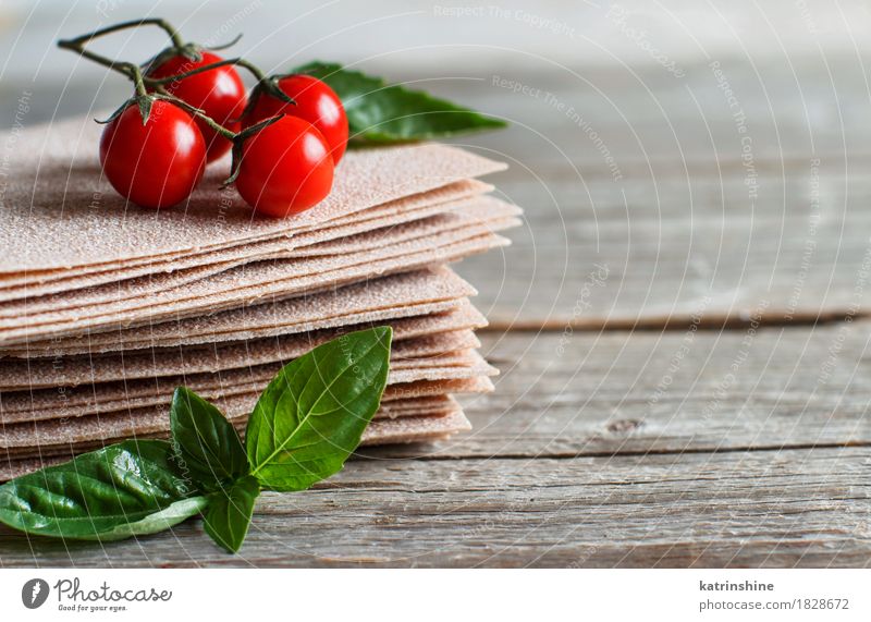 Rohe Lasagne Blätter, Basilikum und Kirschtomaten Gemüse Teigwaren Backwaren Kräuter & Gewürze Ernährung Italienische Küche Tisch Gesundheit grau grün rot