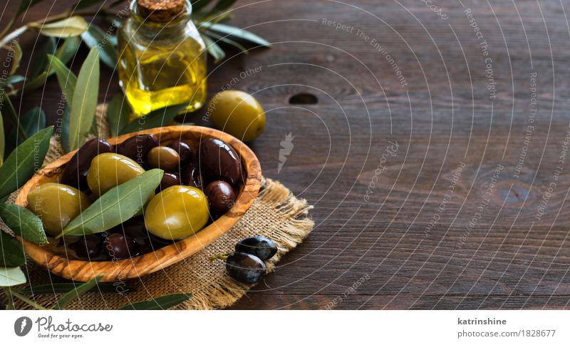 Olivenöl und Oliven Gemüse Öl Diät Italienische Küche Schalen & Schüsseln Flasche dunkel Gesundheit braun gelb grün Ast Komparse Geschmack Lebensmittel Glas
