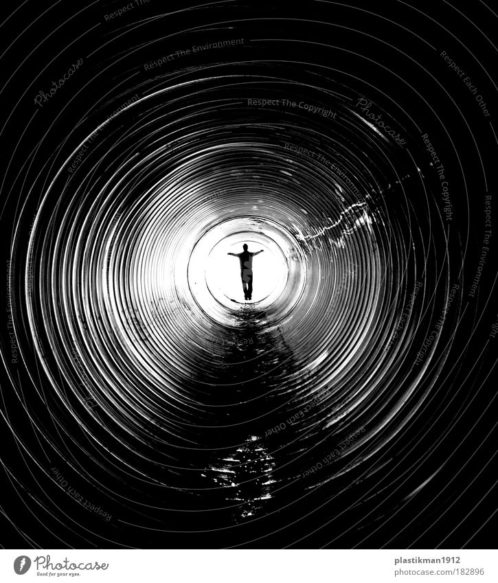 Ziel Schwarzweißfoto Innenaufnahme Licht Schatten Kontrast Mann Erwachsene Tunnel Tod Einsamkeit Ende Röhren Pipeline Zentralperspektive Silhouette Tunnelblick