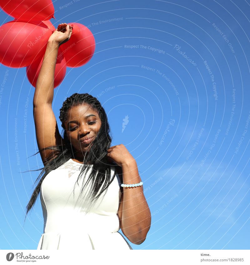 . feminin 1 Mensch Kleid Schmuck schwarzhaarig langhaarig Luftballon beobachten Bewegung festhalten Lächeln Blick stehen schön Lebensfreude Leidenschaft