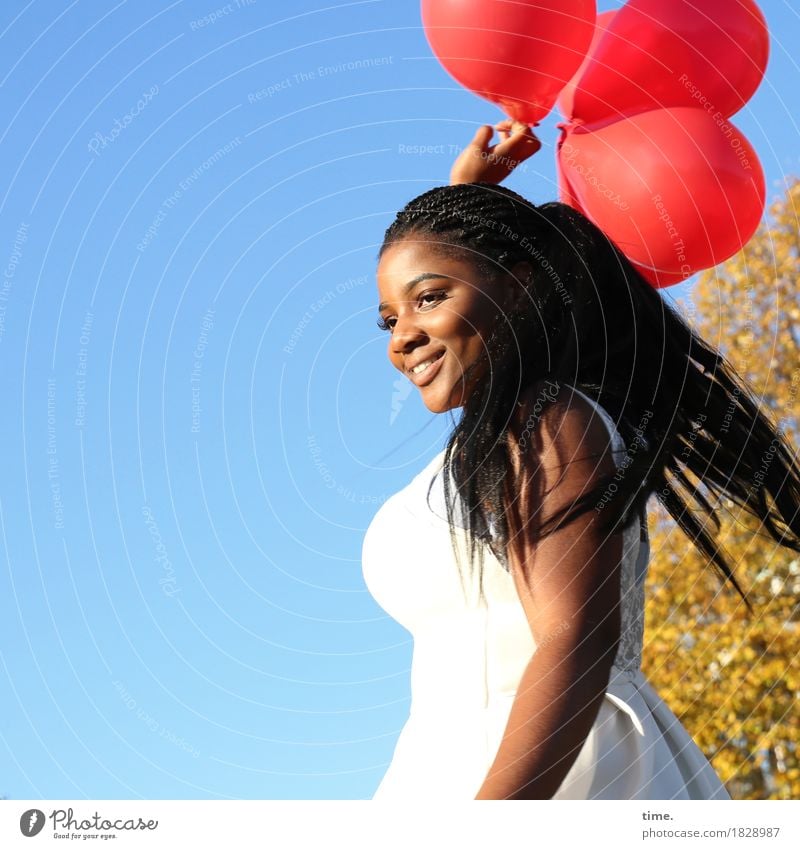 Sonia feminin Frau Erwachsene 1 Mensch Schönes Wetter Baum Kleid Haare & Frisuren schwarzhaarig langhaarig Afro-Look Luftballon Bewegung festhalten Lächeln
