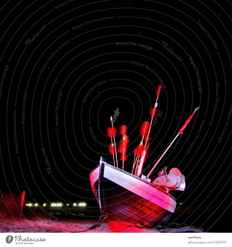 Leuchtschiff Fisch Meeresfrüchte Strand Insel Fischer Fischereiwirtschaft Fischerboot Nachthimmel Stern Wind Küste Ostsee Fahne dunkel rot schwarz ästhetisch