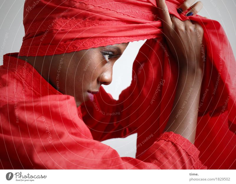 Tash Stil Bekleidung feminin Frau Erwachsene 1 Mensch Künstler Schauspieler Kleid Kopftuch beobachten festhalten Blick ästhetisch authentisch außergewöhnlich