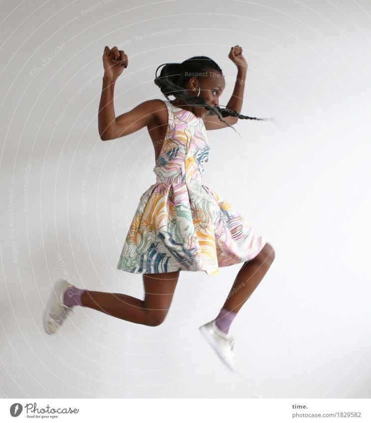 . Sport feminin 1 Mensch Kleid Turnschuh schwarzhaarig langhaarig Rastalocken Afro-Look Bewegung springen Gesundheit rebellisch schön sportlich wild
