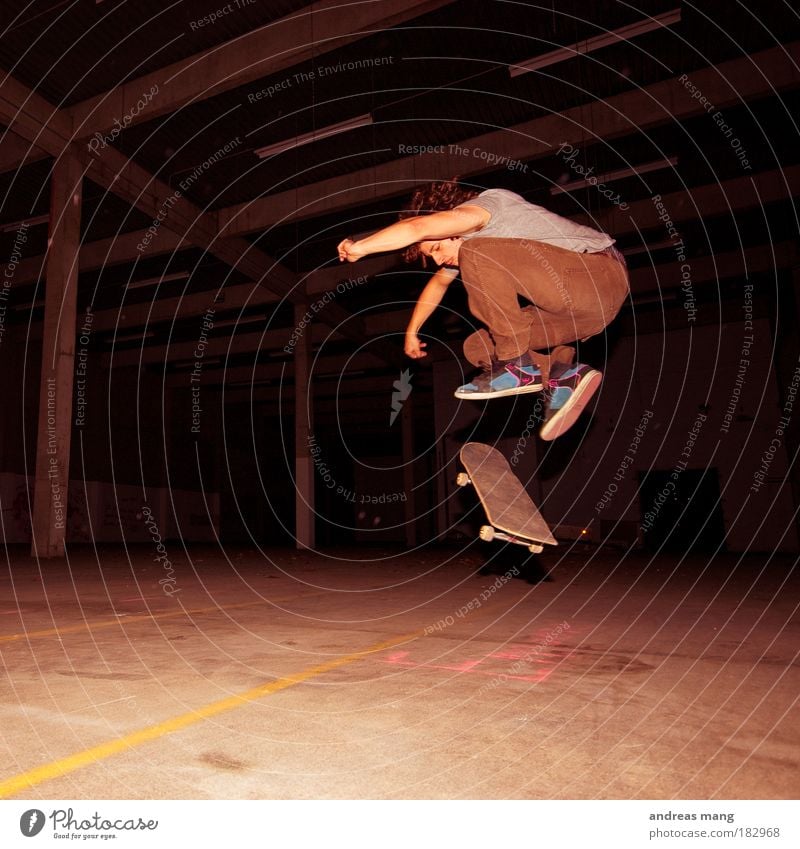 Pop Shove-it Farbfoto Innenaufnahme Kontrast Stil Sport Sportler Skateboarding Junger Mann Jugendliche Erwachsene Lagerhalle Bewegung drehen fahren fliegen