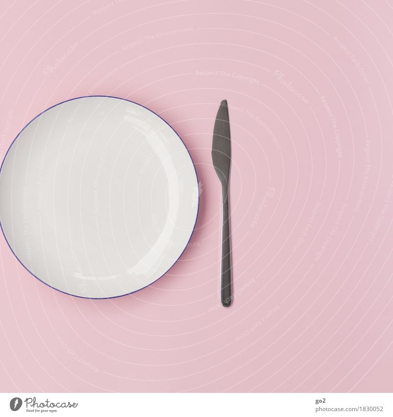 Teller und Messer Ernährung Diät Geschirr Besteck ästhetisch rosa weiß sparsam leer Farbfoto Innenaufnahme Studioaufnahme Nahaufnahme Menschenleer