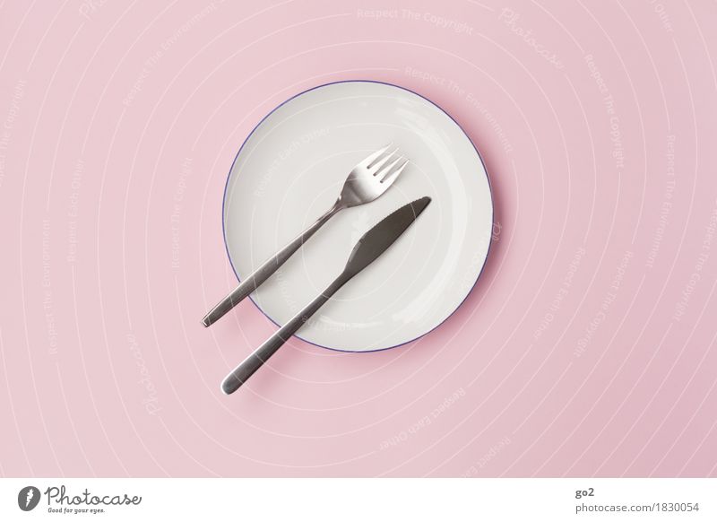 Teller, Gabel, Messer Ernährung Mittagessen Abendessen Diät Geschirr Besteck ästhetisch einfach rund rosa weiß bescheiden zurückhalten sparsam Farbfoto