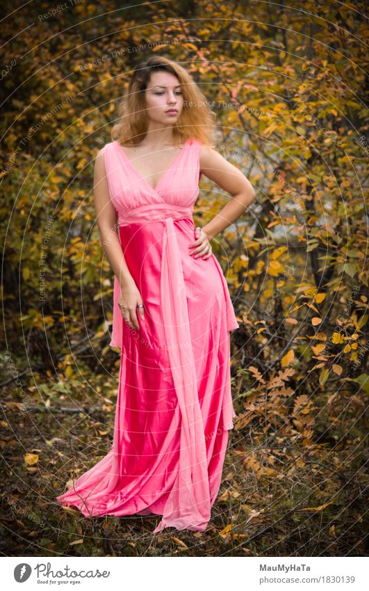 Frau in einem rosa Kleid Mensch Junge Frau Jugendliche Erwachsene 1 18-30 Jahre Natur Pflanze Herbst Klima Baum Garten Park Wald Stimmung Glück Romantik schön
