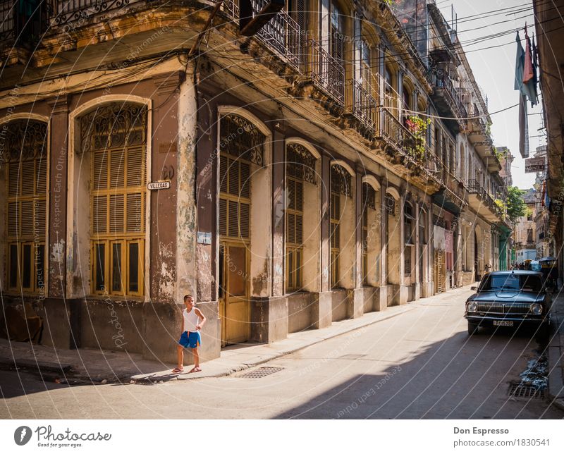 Centro Habana II Ferien & Urlaub & Reisen Tourismus Ferne Städtereise Sommer Junge 1 Mensch Kuba Havanna Stadt Hauptstadt Altstadt Haus Mauer Wand Fassade