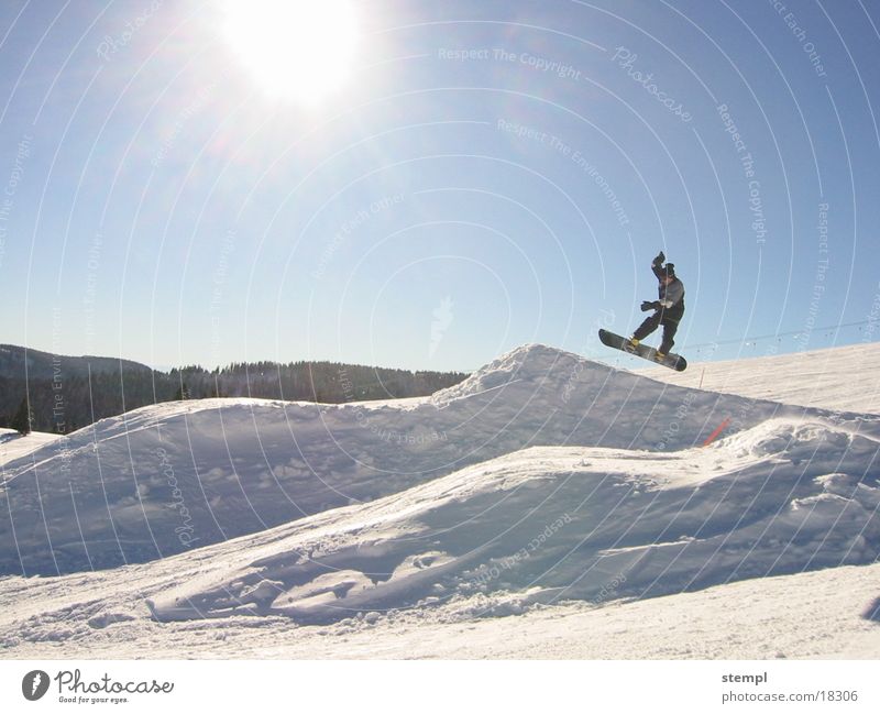 Jump on Feldberg springen Snowboard Winter Sport boarden snow Schnee Außenaufnahme