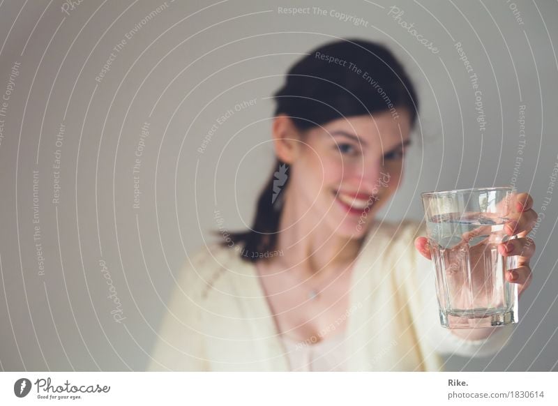 Mehr trinken! Getränk Trinkwasser Glas Gesunde Ernährung Mensch feminin Junge Frau Jugendliche 1 18-30 Jahre Erwachsene Lächeln schön Willensstärke