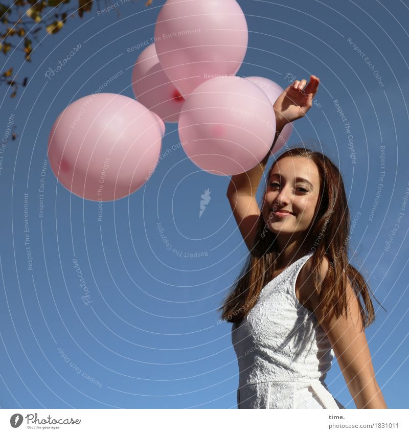 . feminin 1 Mensch Kleid brünett Luftballon beobachten Bewegung festhalten Lächeln Blick stehen schön Lebensfreude Leidenschaft Sympathie Romantik Wachsamkeit