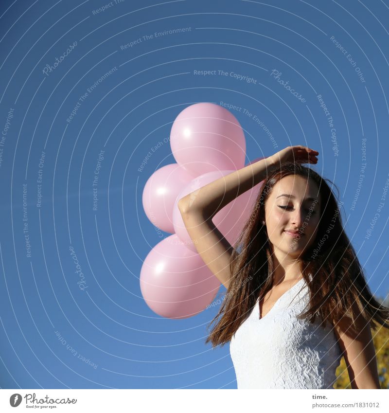 . feminin 1 Mensch Himmel Schönes Wetter Kleid brünett langhaarig Luftballon festhalten Spielen stehen schön Gefühle Freude Glück Zufriedenheit Lebensfreude