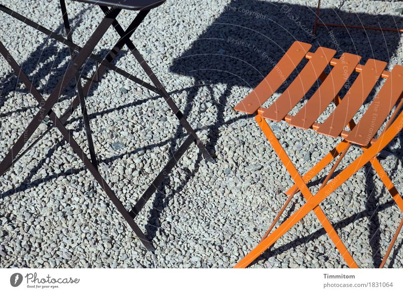 Die einfachen Dinge. Sommer Schönes Wetter ästhetisch grau orange schwarz Freizeit & Hobby deutlich Platz Lokal Tisch Stuhl Straßencafé Metall Splitt Farbfoto