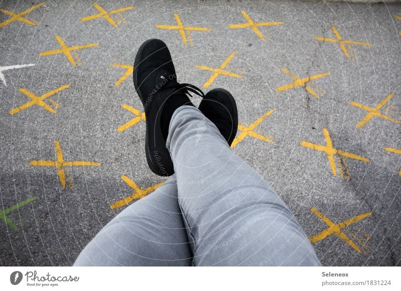 Entscheidungsfreiheit Mensch Beine Fuß 1 Jeanshose Schuhe Zeichen Schriftzeichen Schilder & Markierungen Hinweisschild Warnschild Kreuz Linie Beratung sprechen