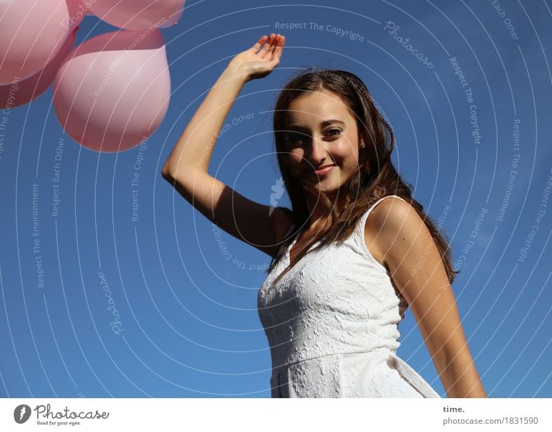 . feminin 1 Mensch Himmel Schönes Wetter Kleid brünett langhaarig Luftballon beobachten festhalten Lächeln Blick Fröhlichkeit schön Freude Glück Zufriedenheit
