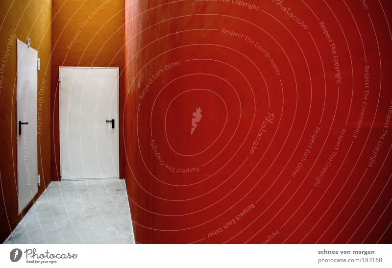 und wände fallen. Raum Architektur Tür Beton grau rot weiß Wand orange Griff minimalistisch leer Bodenbelag Farbfoto Gedeckte Farben Innenaufnahme Menschenleer