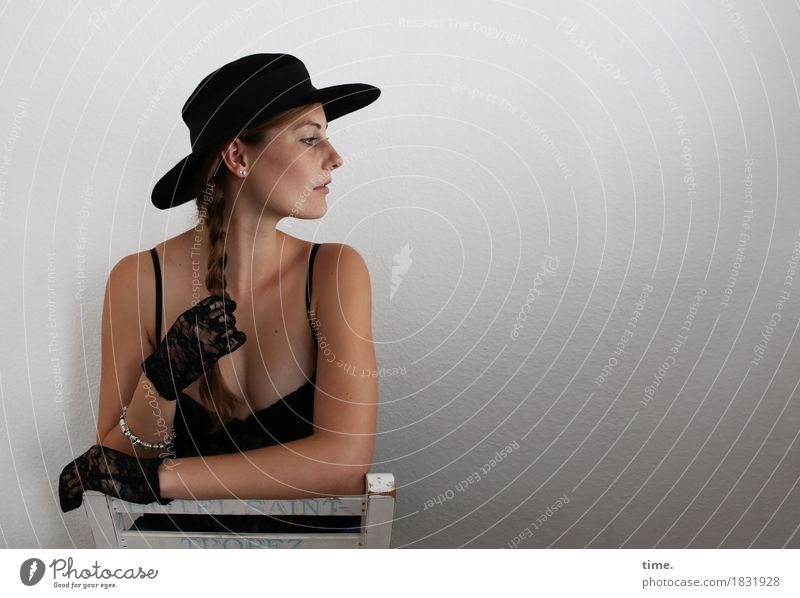 . Stuhl feminin 1 Mensch Hemd Schmuck Handschuhe Hut brünett langhaarig Zopf beobachten Bewegung festhalten Blick elegant schön Zufriedenheit selbstbewußt