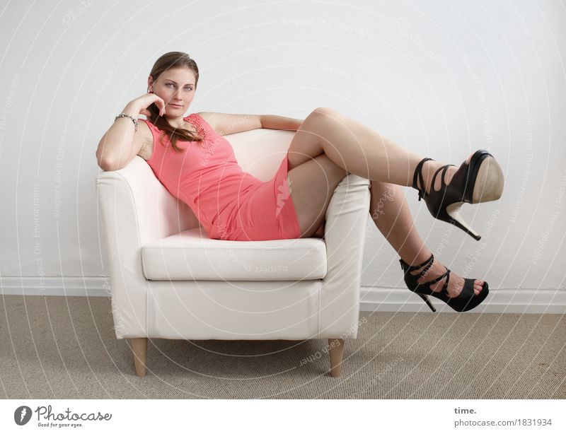 . Sessel Raum feminin Kleid Damenschuhe brünett langhaarig Zopf beobachten Denken Erholung Blick sitzen warten schön Zufriedenheit Geborgenheit Wachsamkeit