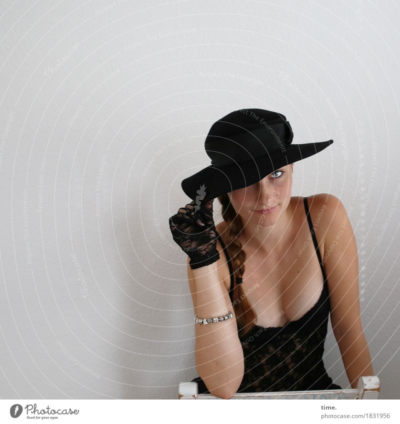 Maike Stuhl Raum feminin 1 Mensch Hemd Schmuck Handschuhe Hut brünett langhaarig Zopf beobachten festhalten Blick warten Erotik schön Zufriedenheit selbstbewußt