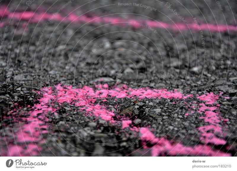 pink lines Starke Tiefenschärfe Straße Autobahn zeichnen rosa Asphalt Wege & Pfade Linie Kreide Straßenkreide rot grau Dreieck fahren Verkehr Verkehrswege