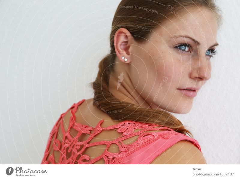 Maike feminin 1 Mensch Kleid Ohrringe brünett langhaarig Zopf beobachten Denken Blick warten Coolness schön selbstbewußt Kraft Willensstärke Mut Wachsamkeit