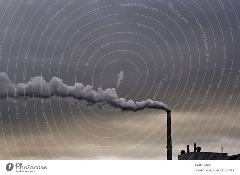 Rauchzeichen Wirtschaft Energiewirtschaft Himmel Wolken Klimawandel Industrieanlage Bauwerk Gebäude Schornstein bedrohlich dunkel blau grau Zukunftsangst