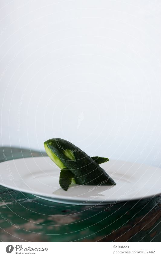Walfang Lebensmittel Gemüse Salat Salatbeilage Gurke Bioprodukte Vegetarische Ernährung Diät Fasten Teller schnitzen frisch Gesundheit Vegane Ernährung Farbfoto