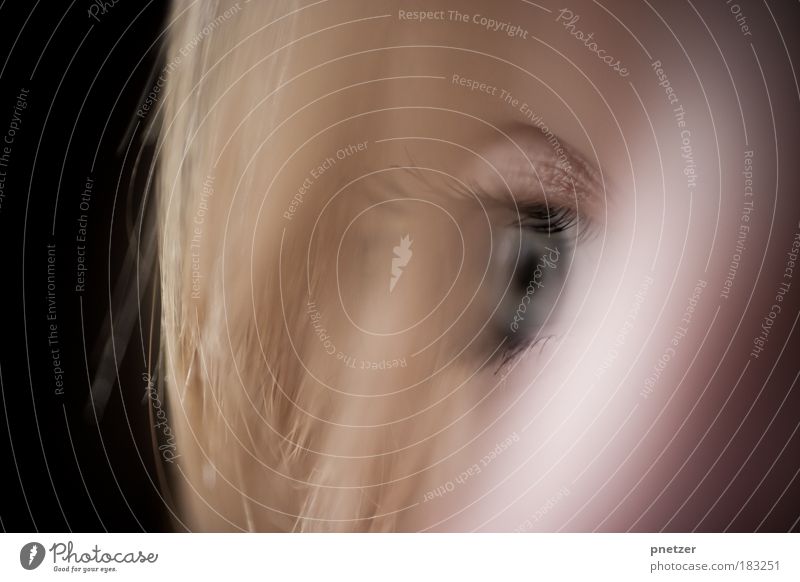 Ferne II Farbfoto Detailaufnahme Textfreiraum links Schwache Tiefenschärfe Blick nach vorn Glück schön Mensch feminin Junge Frau Jugendliche Haut Kopf