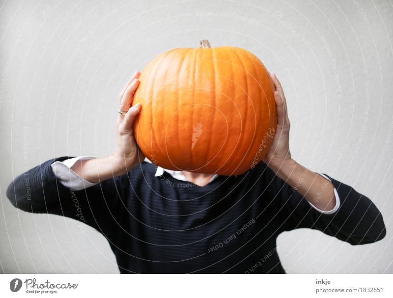Kürbiskopf Kürbiszeit Tradition Halloween orange Kreativität Idee Herbst festhalten hochhalten schwer groß lustig