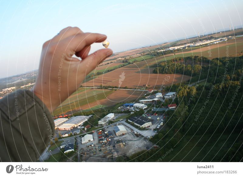 ...der ist sooooo klein!!! Außenaufnahme Luftaufnahme Morgen Vogelperspektive Blick nach vorn Arme Hand Landschaft Erde Himmel Feld Industrieanlage Ballone