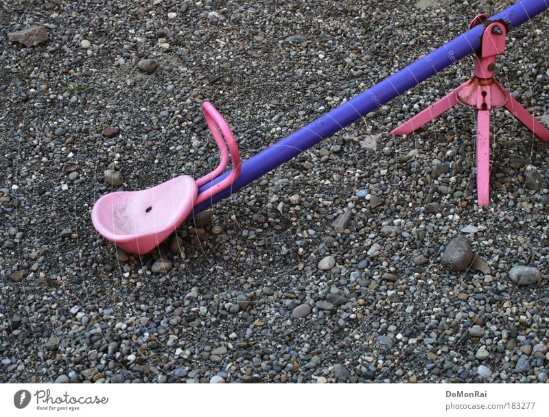 Kindheit: cancelled Spielplatz Spielzeug Stein Metall Kunststoff Bewegung schaukeln Spielen warten kalt verrückt trist grau violett rosa Langeweile Sorge